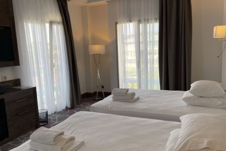 Делюкс 2-местный (с 3 франц.балконами и дизайн.ванной) угловой /вид на город, горы