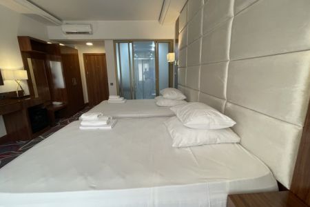 Делюкс 2-местный (с французским балконом) /вид на город, горы