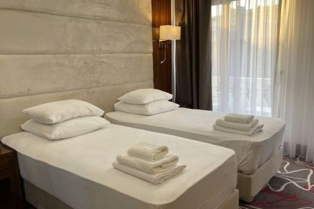 Улучшенный 2-местный (с 2 французскими балконами) /вид на город, горы