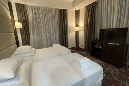 Улучшенный 2-местный (с большим балконом) угловой панорамный /вид на бассейн