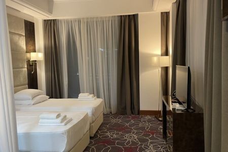 Улучшенный 2-местный (с большим балконом) угловой панорамный /вид на бассейн