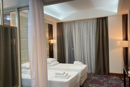 Улучшенный 2-местный (с большим балконом) угловой панорамный /вид на бассейн