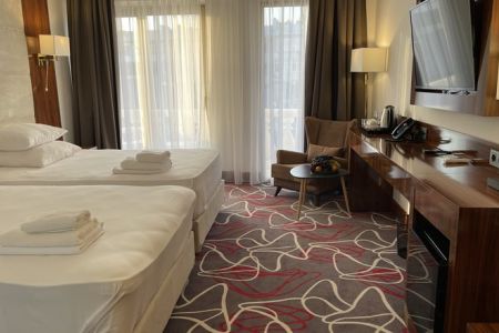 Улучшенный 2-местный (с французским балконом и дизайн.ванной) /вид на город